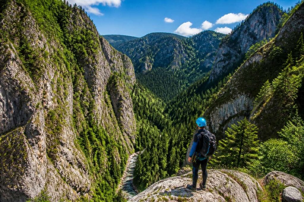 Découvrir le canyoning dans les gorges de Trigrad : aventure et sensations garanties