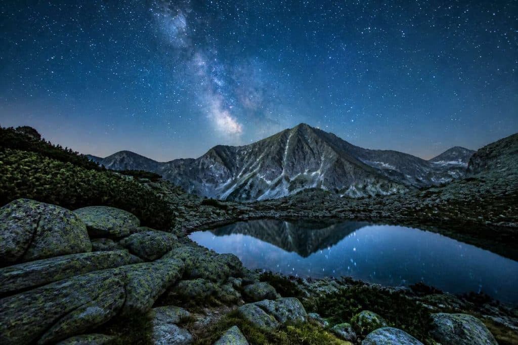 Exploration hors des sentiers battus : le parc national du Pirin à travers une randonnée nocturne sous les étoiles