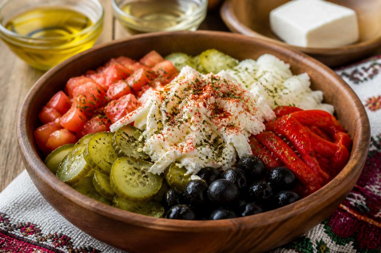 Shopska salata : les secrets d'une salade bulgare authentique